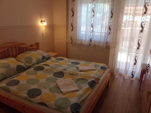 Postel nebo postele na pokoji v ubytování Gyöngyvirág Apartmanház