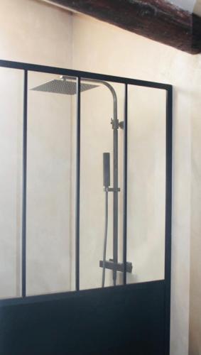 une porte en verre avec une lumière au-dessus dans l'établissement Duplex atypique rénové en plein centre du village, à Cassis