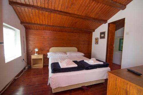 Кровать или кровати в номере Red House Veli Lošinj