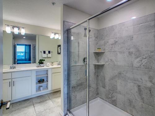ein Badezimmer mit Dusche und Waschbecken in der Unterkunft Luxury Brand NEW 2 bedroom apt near DISNEY! in Kissimmee