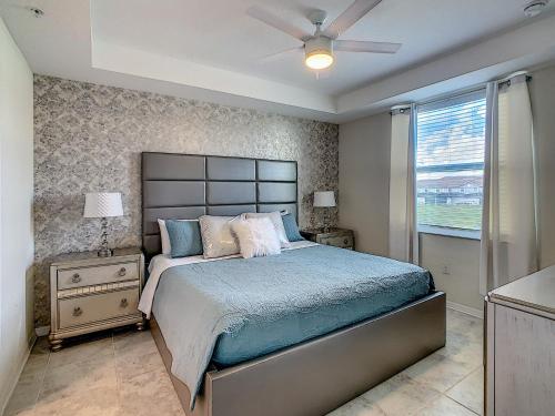 ein Schlafzimmer mit großem Bett und Fenster in der Unterkunft Luxury Brand NEW 2 bedroom apt near DISNEY! in Kissimmee