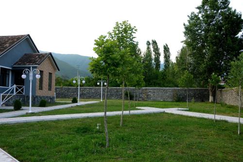 Ein Garten an der Unterkunft Tulpan Park Hotel