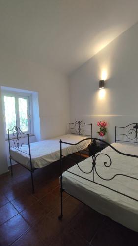 Un dormitorio con dos camas en una habitación. en Estombar Novo, en Estômbar