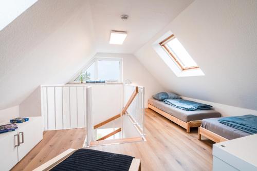 カロリーネンジールにあるFerienhaus Steuerbord mit Kamin und Terrasse - 4 Sterne DTV-Klassifizierungの屋根裏部屋 ベッド1台&はしご付
