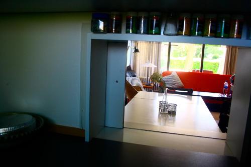 sala de estar con sofá y mesa en Strande, fast am Strand, en Strande