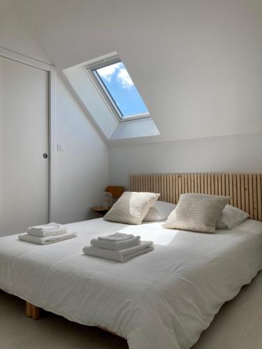 En eller flere senge i et værelse på Studio cosy avec coin jardin