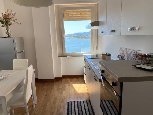 Kuchyňa alebo kuchynka v ubytovaní Seaside apartments Casa CARLA e Casa ANDREA