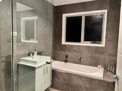 Ένα μπάνιο στο Gungahlin Luxe 5 Bedroom 2 Storey Home with Views Canberra