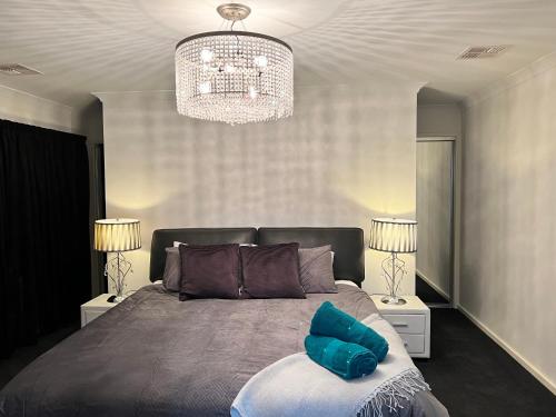 Кровать или кровати в номере Gungahlin Luxe 5 Bedroom 2 Storey Home with Views Canberra