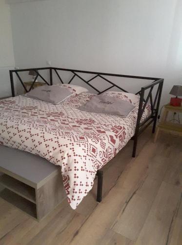 - une chambre dotée d'un lit avec une couverture rouge et blanche dans l'établissement JENNY'S HOME, à Pleurtuit