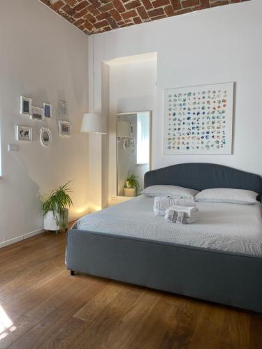 - une chambre avec un grand lit et 2 serviettes dans l'établissement APPARTALOFT CENTRALE VR48, à Turin