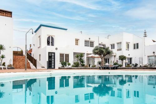 "Las Olas" by Corralejobeach Apartments