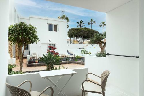 "Las Olas" by Corralejobeach Apartments
