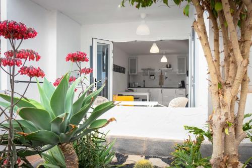 Zahrada ubytování "Las Olas" by Corralejobeach Apartments