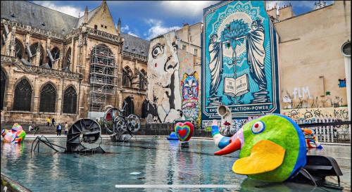 un groupe d'animaux farcis devant une cathédrale dans l'établissement Loft HeartofParis, Marais,Chatelet, Beaubourg CLIM, à Paris