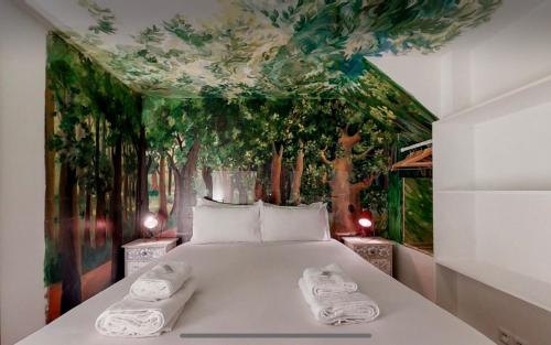 une chambre avec un grand lit avec des serviettes dessus dans l'établissement Loft HeartofParis, Marais,Chatelet, Beaubourg CLIM, à Paris