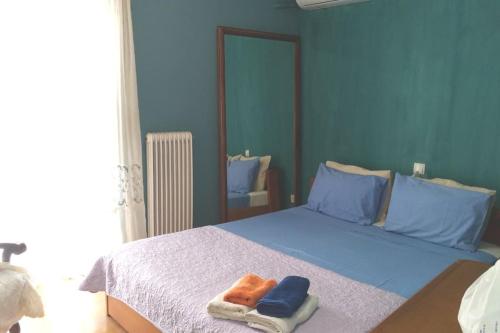 イラクリオン・タウンにある02 - Spacious apartment at the heart of the cityの青いベッドルーム(タオル付きのベッド付)