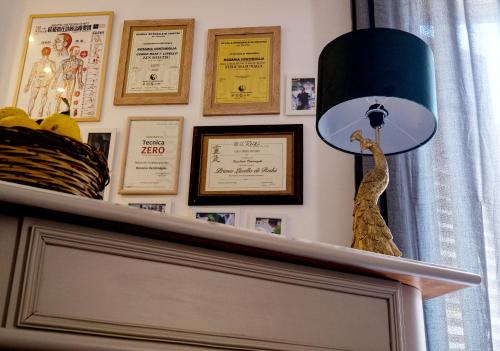 una lámpara sentada en la parte superior de un estante en AUSA suites en Palermo