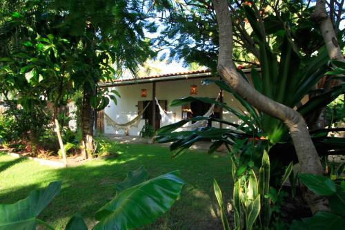 a house in the middle of a yard at Pousada Maresia in Atins