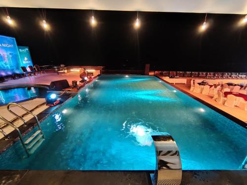 Bazén v ubytování Hotel X Rajshahi nebo v jeho okolí