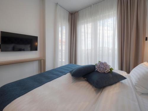 Hotel Idila Budvaにあるベッド