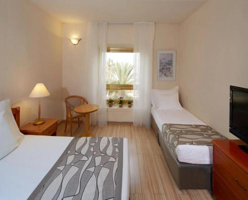Postel nebo postele na pokoji v ubytování Nof Kinneret Hotel