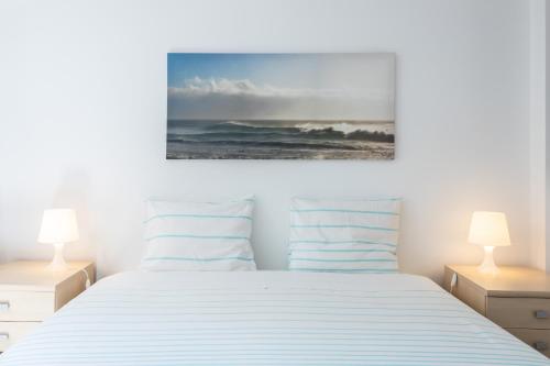 - une chambre avec un lit et deux lampes dans l'établissement Casa da Tita Alvor, à Alvor