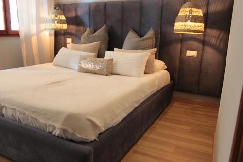 Un dormitorio con una cama grande con almohadas blancas. en Appartamento Fronte Mare Sottomarina, en Sottomarina