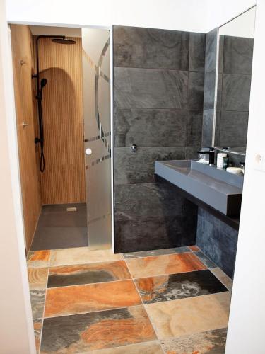 une salle de bain avec un lavabo et une douche dans l'établissement Gites de l'écluse - La Côte de l'Or, à Sallèles-dʼAude