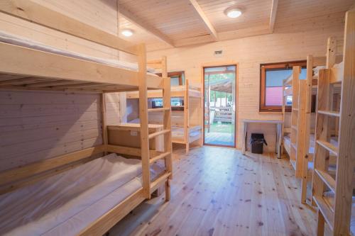 Letto o letti a castello in una camera di Pod Cyprysami - surf & family resort