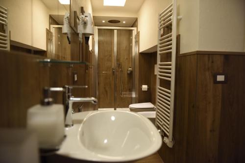a bathroom with a sink and a shower and a toilet at GAPO Rooms in Orta Nova