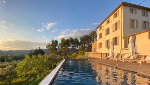 Swimmingpoolen hos eller tæt på Château les Gardis