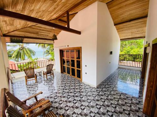 planta abierta con piscina y techo de madera en Beachbliss Home Stay, en Arugam Bay
