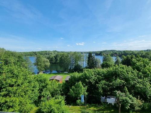 an aerial view of a house with a lake at Haus Seeblick in Stary Gieląd