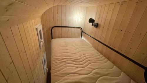 a room with a bunk bed in a room with a wall at Glamping MARINGOTKA - malebný ladův kraj in Stříbrná Skalice