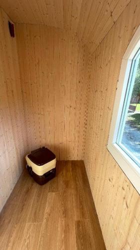 a small room with a dog bed in a tiny house at Glamping - stylová maringotka v srdci Ladova kraje, poblíž hlavního města Prahy in Stříbrná Skalice