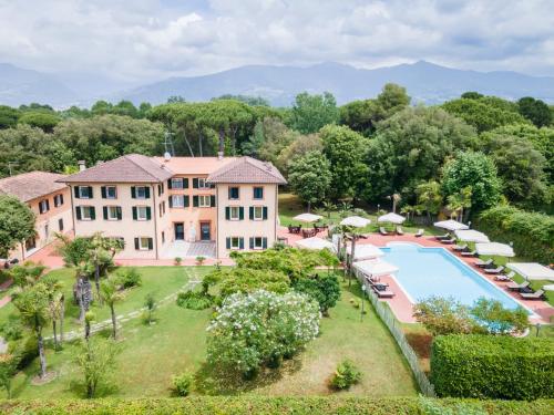 einen Luftblick auf ein Resort mit einem Pool in der Unterkunft Hotel Cavalieri Del Mare in Marina di Massa
