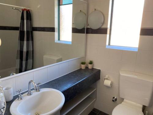 Kúpeľňa v ubytovaní SUBI CENTRAL CLOSE CBD HOSPITALS WIFI NETFLIX WINE
