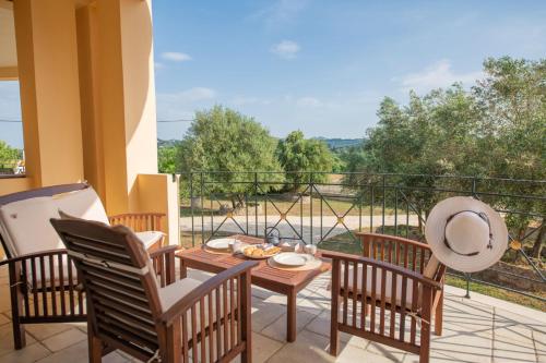 a patio with a table and chairs on a balcony at Villa Mari Anna in Áfra
