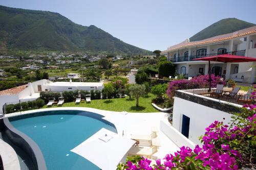 uma vista para uma villa com piscina em Hotel Punta Scario em Malfa