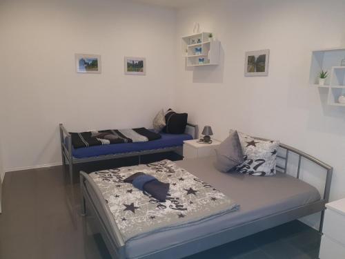 een kamer met 2 bedden in een kamer bij Ella's Wolke Appartements - EW2 in Zweibrücken