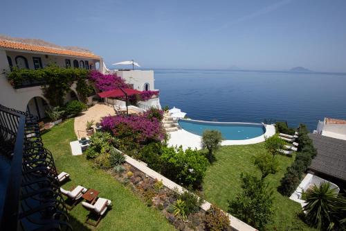 Blick auf ein Resort mit Pool in der Unterkunft Hotel Punta Scario in Malfa