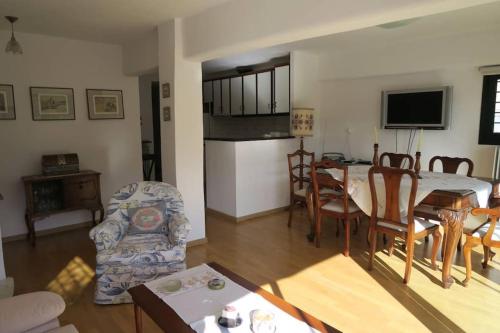 Μια τηλεόραση ή/και κέντρο ψυχαγωγίας στο Beautiful mountain view house with fireplace