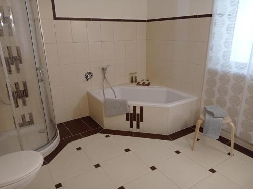 La salle de bains est pourvue d'une baignoire, de toilettes et d'un lavabo. dans l'établissement kleine AusZeit, à Eslohe