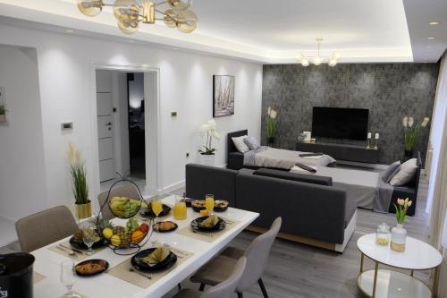 sala de estar con sofá y mesa en Apartman Gold en Požega