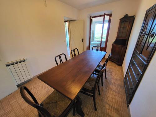 a dining room with a wooden table and chairs at Casa Clementina in Filetto