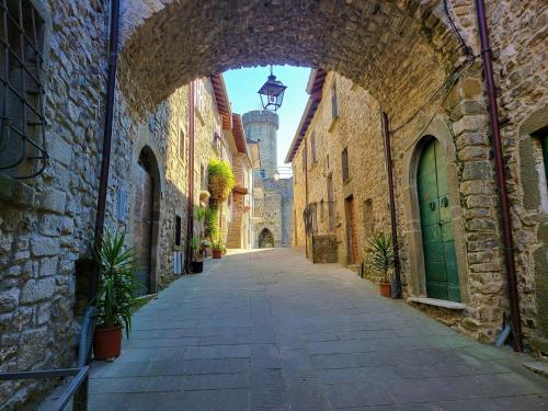 an alley with an archway between two buildings at Casa Clementina in Filetto