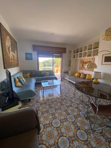 uma sala de estar com um sofá e uma televisão em La Casa di Renata by PortofinoVacanze em Rapallo
