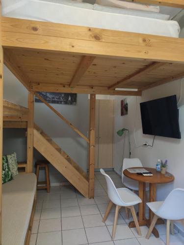 Телевизор и/или развлекательный центр в Hermanos City Apartment's