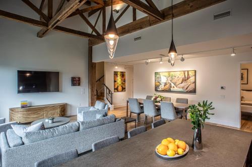 A seating area at Elevation Lofts Hotel